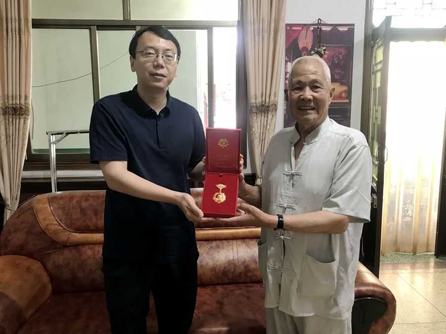 范樂偉看望老黨員并頒發(fā)&ldquo;光榮在黨50年&rdquo;紀(jì)念章