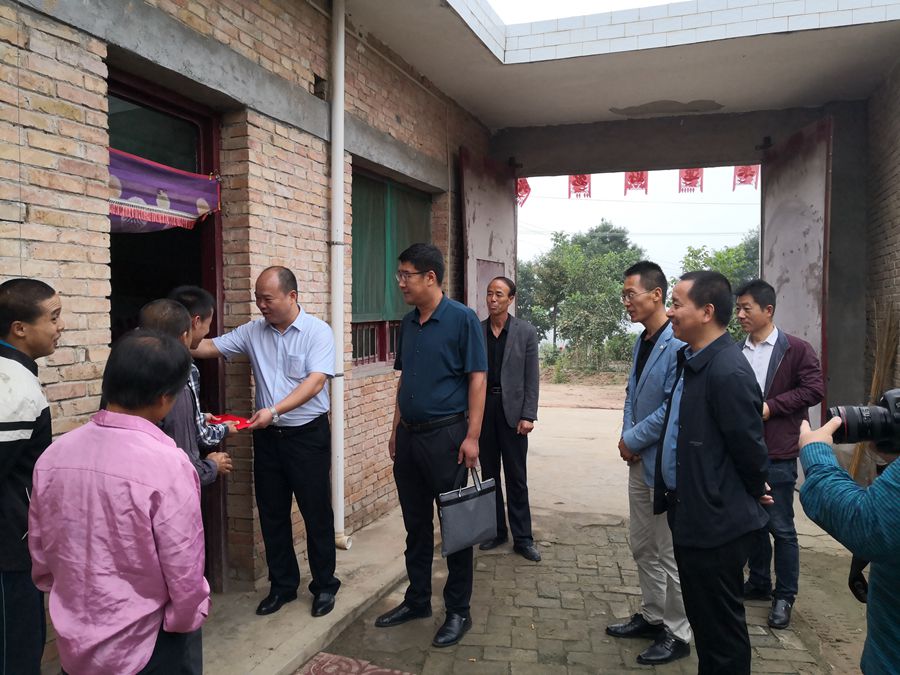 愛心資助貧困學(xué)子 助學(xué)圓夢情暖人間