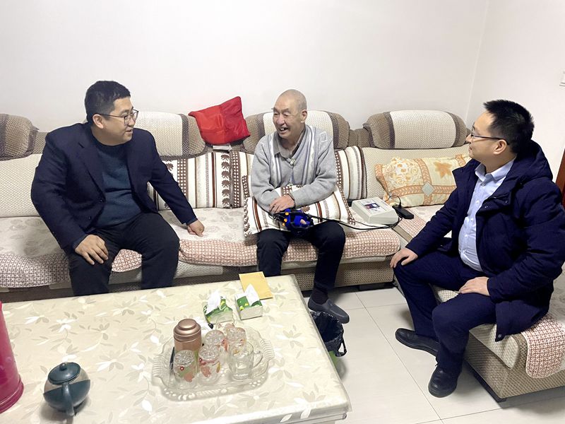 6  楊春輝  馬中豪  慰問(wèn)劉芳章_副本.jpg