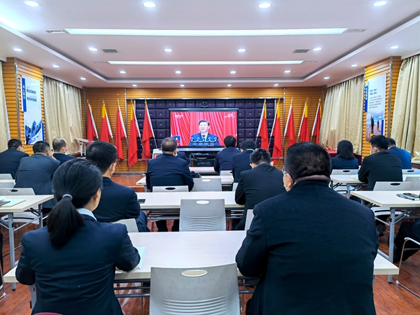 陜西地礦區(qū)研院有限公司組織廣大黨員干部收看中國(guó)共產(chǎn)黨第二十次全國(guó)代表大會(huì)開(kāi)幕會(huì)