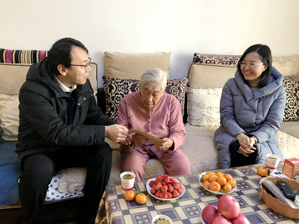 我公司領(lǐng)導(dǎo)春節(jié)前夕走訪慰問離退休職工及困難職工